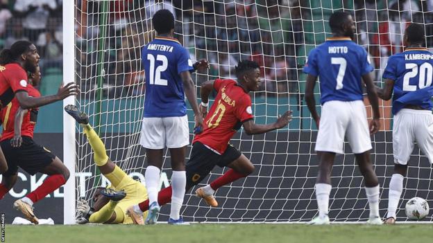 ギルソン・ダラは、2023年アフリカネイションズカップのナミビア戦でアンゴラ代表としてゴールを決め、祝賀会場から立ち去る。