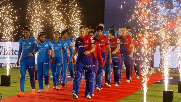 Les Indiens de Mumbai et les Capitals de Delhi se rendent sur le terrain pour la finale WPL avec des feux d'artifice autour d'eux