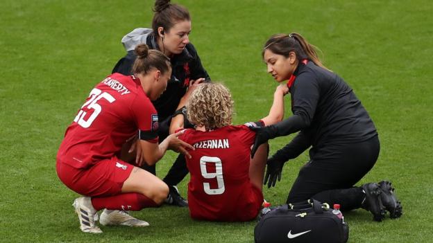 Leanne Kiernan del Liverpool en la foto después de lesionarse contra el Chelsea