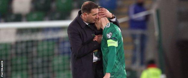Ian Baraclough, yenilgiden sonra Steven Davis'i teselli etti