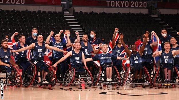 Büyük Britanya tekerlekli sandalye basketbol takımı, 2020 Paralimpik Olimpiyatları'nda bronz madalya kazanmayı kutluyor