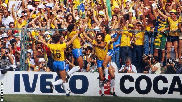 Brasil y Sócrates celebran marcar goles contra Italia en el Mundial de 1982