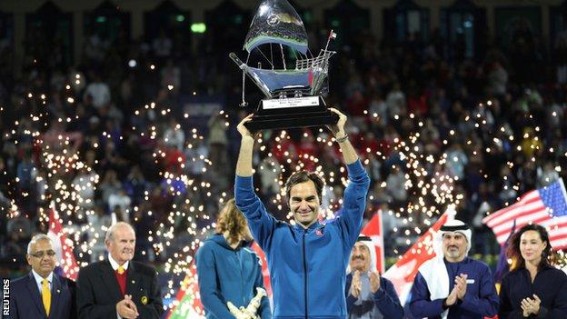 Roger Federer lifts the Dubai Tennis Championships trophy