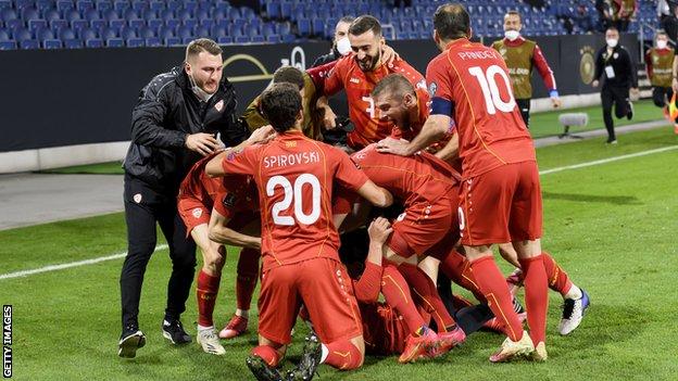 Les joueurs de Macédoine du Nord célèbrent leur victoire en Allemagne au début des qualifications pour la Coupe du monde