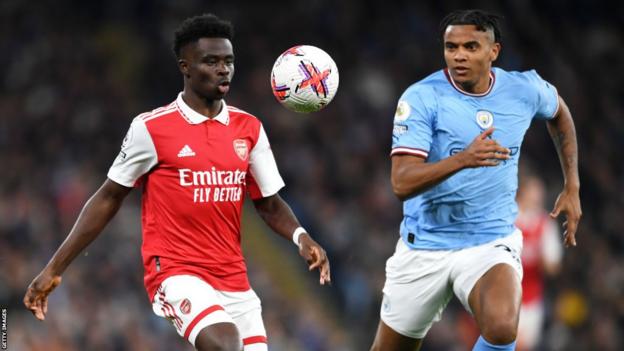 Bukayo Saka d'Arsenal et Manuel Akanji de Manchester City