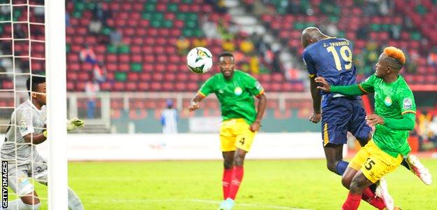 Cape Verde striker Julio Tavares heads into Ethiopia