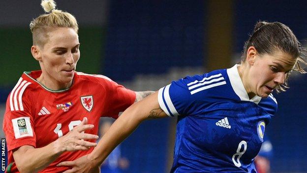Jess Fishlock dari Wales menantang Marija Aleksic dari Bosnia dan Herzegovina