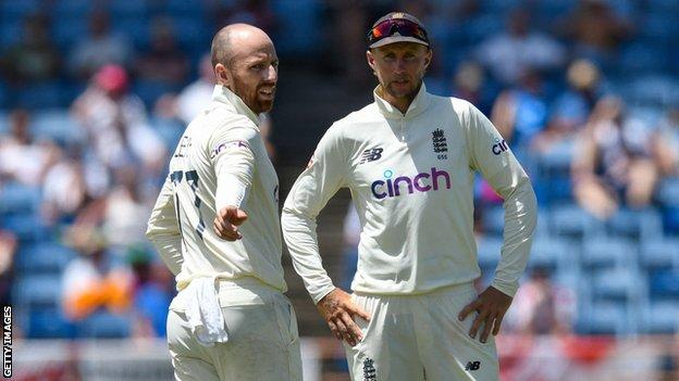 Joe Root gives some instructions to Jack Leach