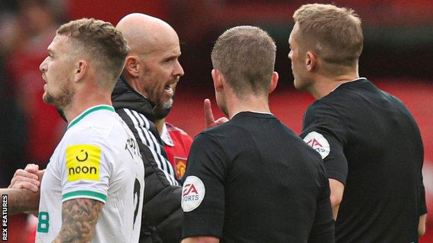 Manchester United boss Erik ten Hag wags his finger at referee Craig Pawson after the 0-0 draw with Newcastle.