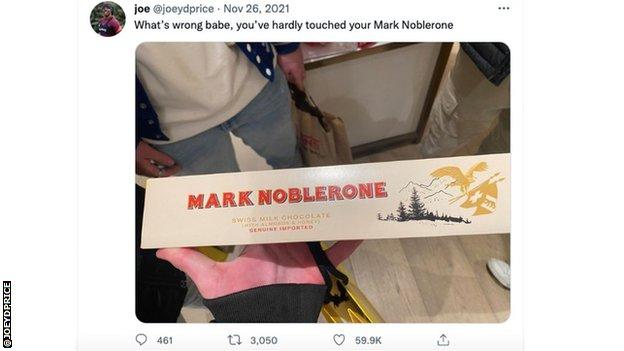Thomas Tuchel culpa al autobús de la derrota del Chelsea en Leeds Una barra de Toblerone, con las palabras 'Mark Noblerone'.