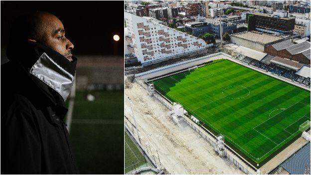 David Bellion regarde et la maison du Stade Bauer du Red Star