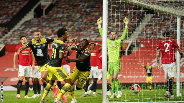 Manchester United 2 2 Southampton Late Equaliser Sets Back Hosts Top Four Hopes Bbc Sport