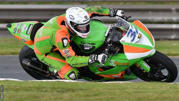 Carl Phillips rode a Supersport bike for Gearlink Kawasaki at the 2016 Sunflower Trophy meeting
