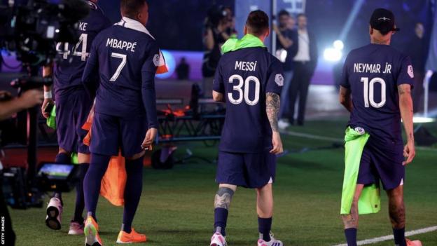 Kylian Mbappé, Lionel Messi and Neymar sent off during PSG match