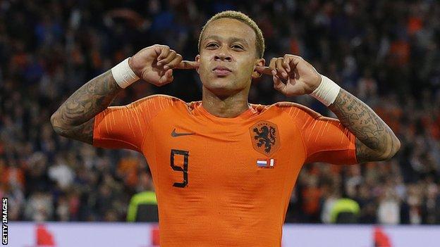 Memphis Depay wore a red leather jacket and cowboy hat to Man