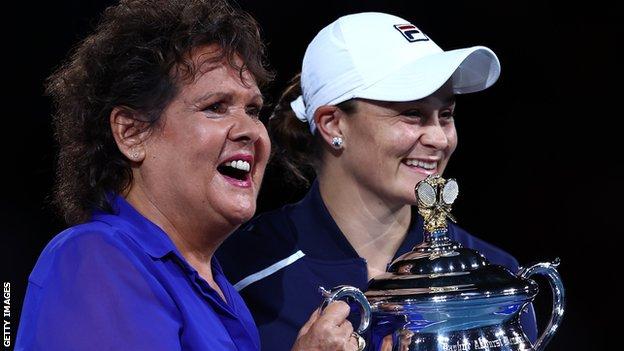 Evonne Goolagong Cawley presents the trophy to Ashleigh Barty