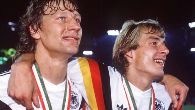 Jurgen Klinsmann และ Guido Buchwald ฉลองหลังฟุตบอลโลกรอบสุดท้ายปี 1990