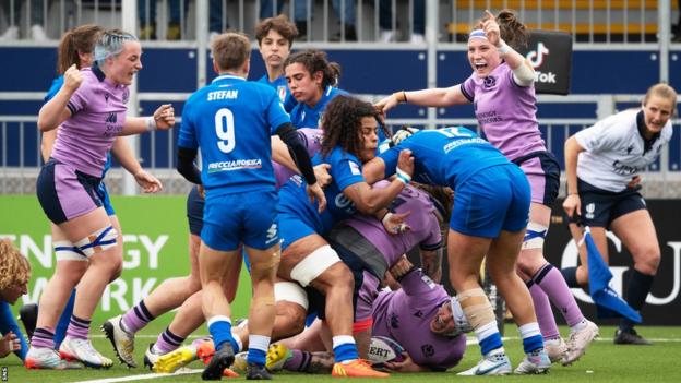 Lana Skeldon's try helped give Scotland a half-time lead