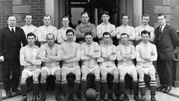 Huddersfield's team that won the 1922 FA Cup, with manager Herbert Chapman