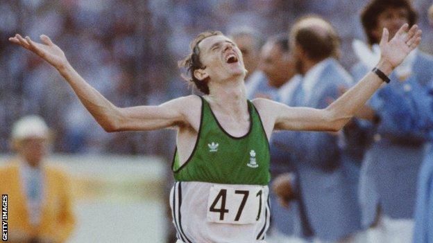 John Treacy célèbre après avoir remporté la médaille d'argent du marathon masculin aux Jeux olympiques de 1984
