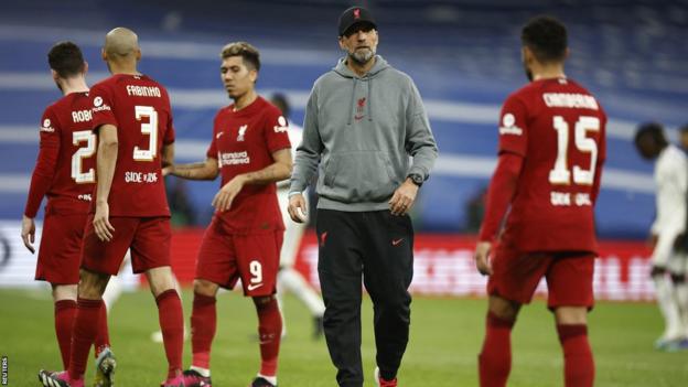 Liverpool manager Jurgen Klopp consoles his players after defeat by Real Madrid