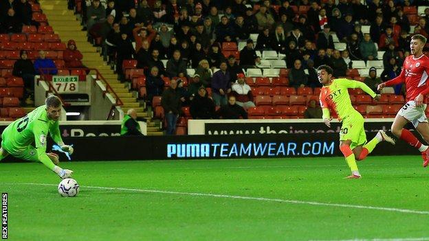 Max Lowe: Nottingham Forest sign Sheffield United's ex-Derby left-back on  season's loan - BBC Sport