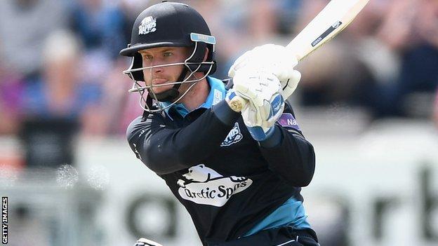 Alexei Kervezee: Worcestershire release long-serving batsman - BBC Sport