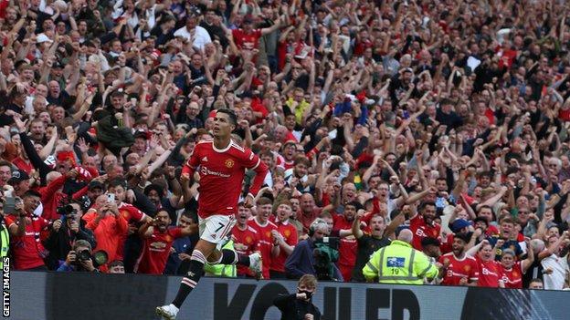 Криштиану Роналду празднует победу над "Ньюкаслом" по возвращении в "Манчестер Юнайтед"