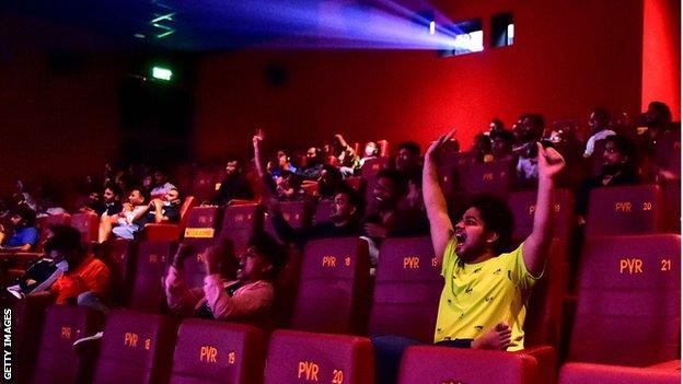 Aficionados al cricket en un cine en Allahabad