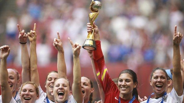 Hope Solo lifts the Women's World Cup in 2015