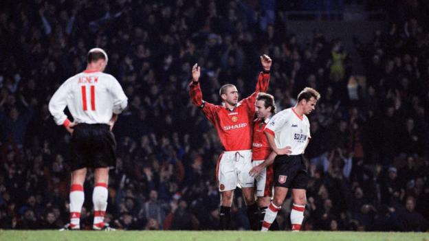 Eric Cantona celebra el gol del Manchester United contra el Sunderland