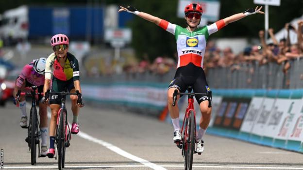 Elisa Longo Borghini celebrates as she wins stage four of the 2023 Giro d'Italia Donne