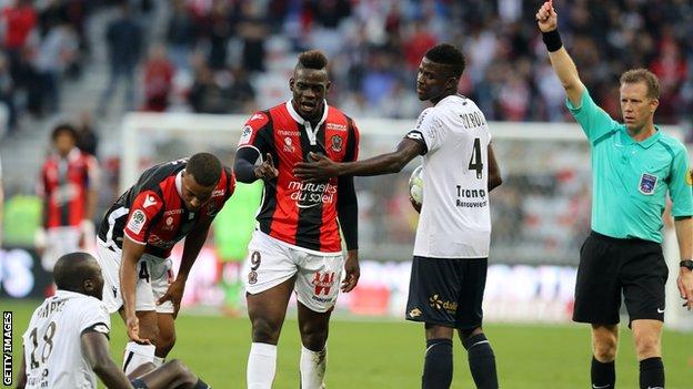 Mario Balotelli (centre)