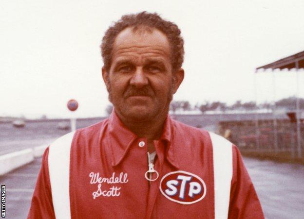 Wendell Scott HAMPTON, GA - 1973: Wendell Scott aus Danville, VA, auf dem Atlanta International Raceway während seines letzten Wettbewerbsjahres auf der NASCAR Cup-Rennstrecke. Während seiner Karriere startete Scott 495 Cup-Events, gewann einmal und landete 147 Mal in den Top 10. (Foto von ISC Images & Archives über Getty Images)