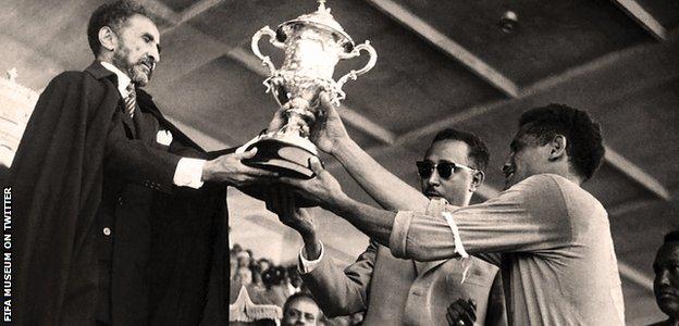 O capitão da Etiópia Luciano Fasallo recebe a Taça das Nações do Imperador Haile Selassie
