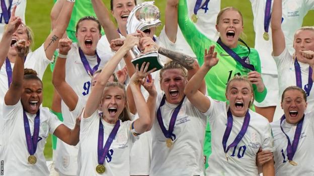 England women celebrate winning Euro 2022