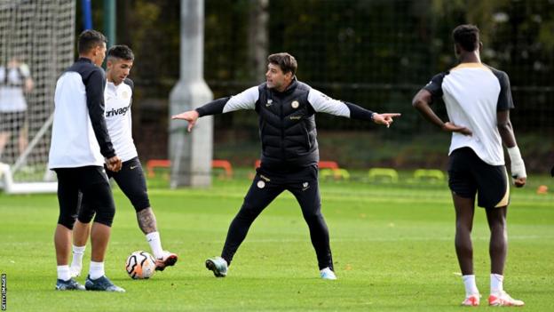 Mauricio Pochettino coaching three Chelsea players