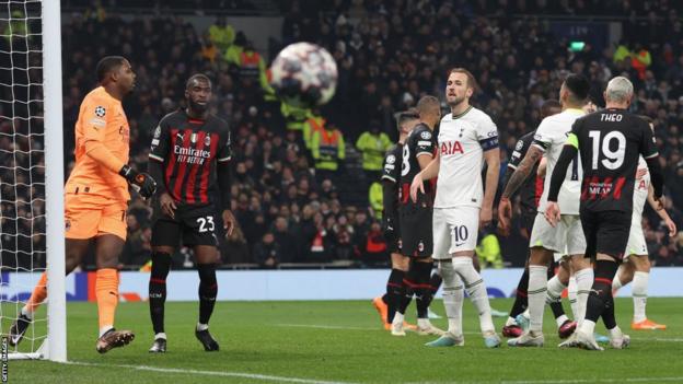 Harry Kane van Tottenham Hotspur ziet een kopbal wegvliegen tegen AC Milan
