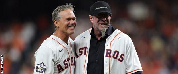 Biggio throws 1st pitch to Bagwell, 10/29/2022