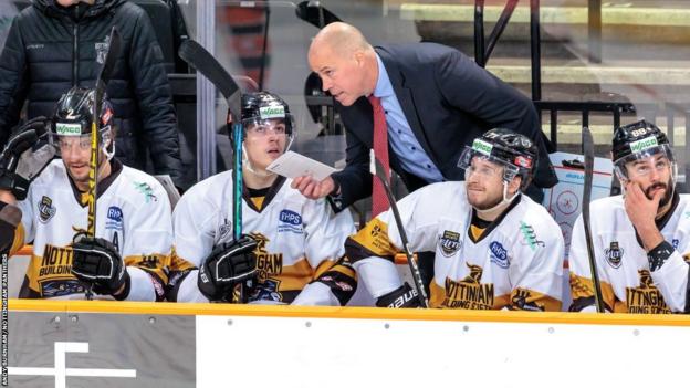 Le patron des Nottingham Panthers Corey Neilson parle aux joueurs sur le banc