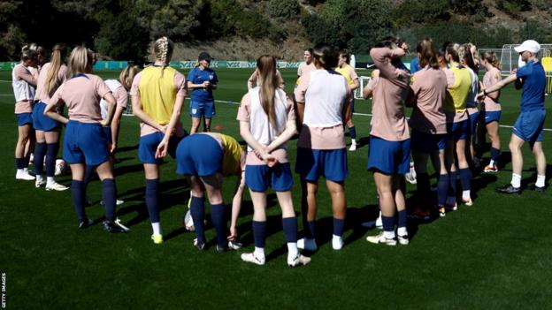 Sarina Wiegman da una charla de equipo a sus jugadores de Inglaterra