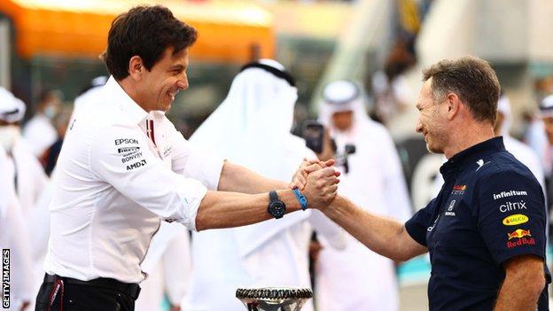 Toto Wolff shakes hands with Christian Horner