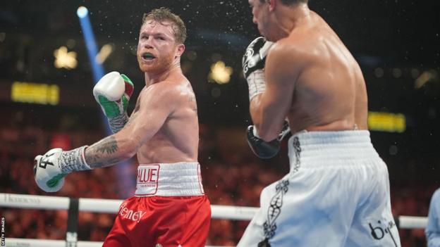 Canelo Alvarez misses a punch on Gennady Golovkin