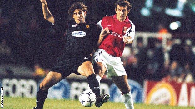 Veljko Paunovic in action for Real Mallorca against Arsenal in 2001
