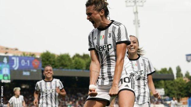 Cristiana Girelli della Juventus esulta dopo aver segnato un gol durante la finale di Coppa Italia tra Juventus e Roma