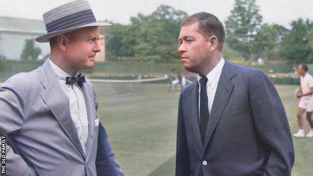 Bruce S. Old ve Bill Talbert, 1956'da fotoğraflandı