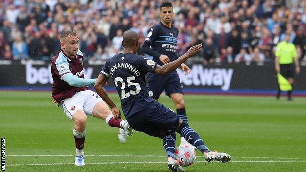 Thrilling West Ham draw keeps title in City's hands