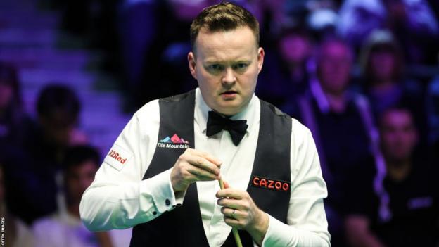 Shaun Murphy chalks up his cue