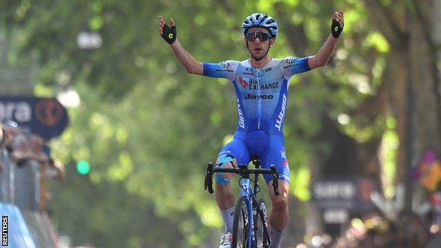 Simon Yates wins stage 14 of the 2022 Giro d'Italia