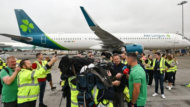 Johnny Sexton answers questions from reports at Dublin Airport